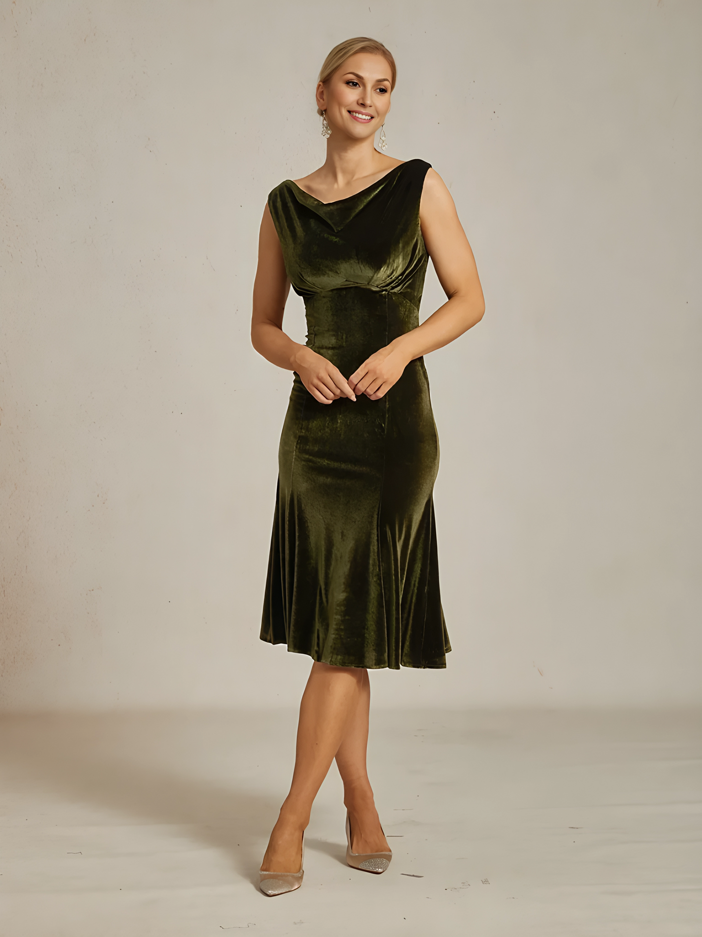 Velvet Sleeveless Midi Dress with Scoop Neck